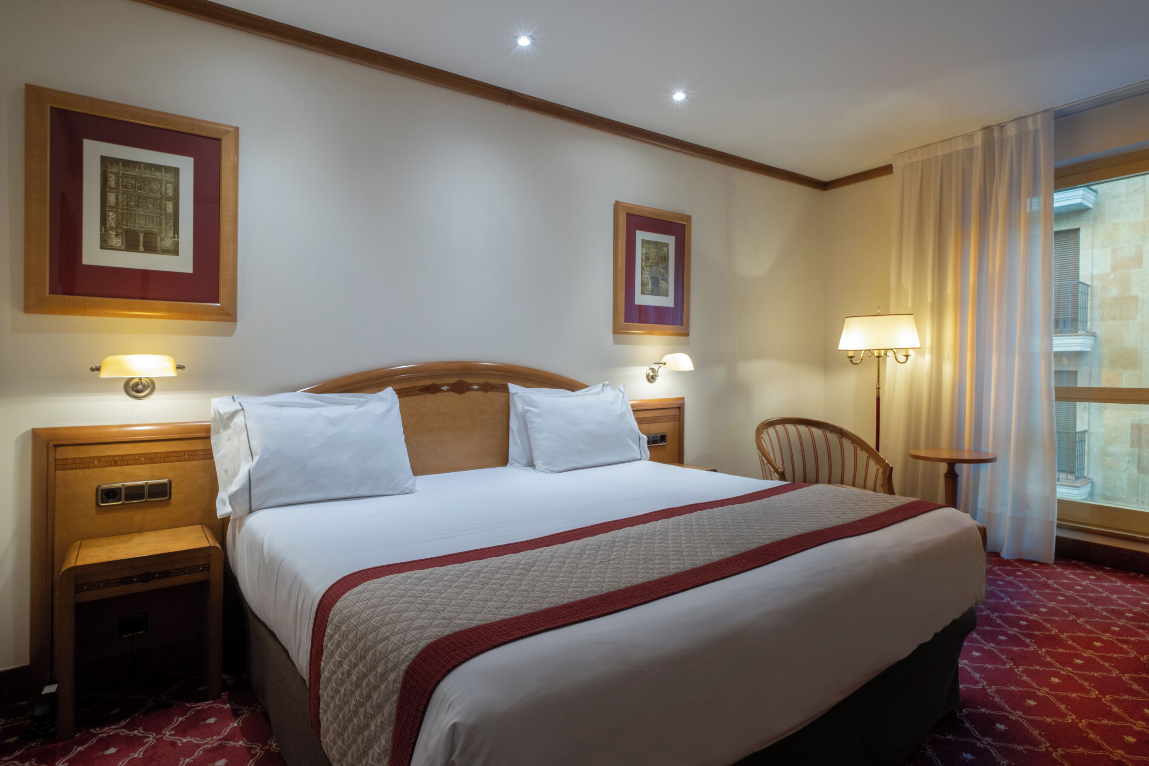 ميني بار وخزنة داخل الغرفة ومكتب وتجهيزات عازلة للصوت