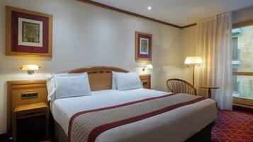 Junior Suite | Minibar, in-room safe, desk, soundproofing