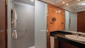 Suite junior | Baño | Tina, amenidades de baño ecológicas, secadora de cabello, bidet