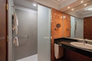 Suite junior | Baño | Tina, amenidades de baño ecológicas, secadora de cabello, bidet 