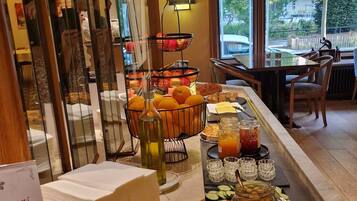 Dagelijks ontbijtbuffet (EUR 23 per persoon)