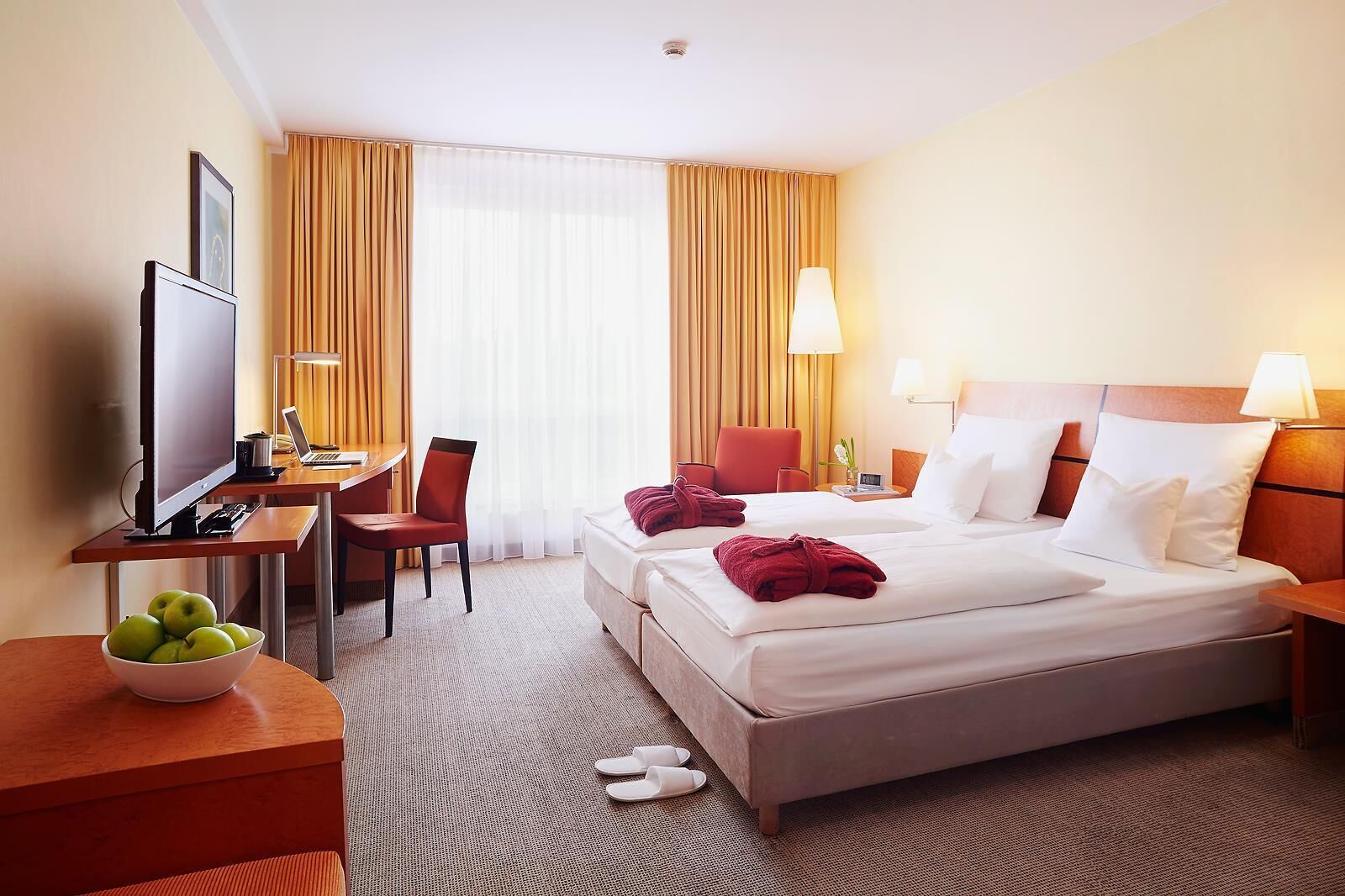Luxe beddengoed, een minibar, een kluis op de kamer, een bureau