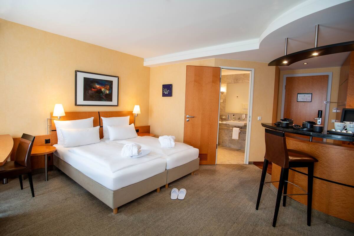 Business kamer, 1 tweepersoonsbed, kitchenette (Converts to 2 Twin Beds) | Luxe beddengoed, een minibar, een kluis op de kamer, een bureau