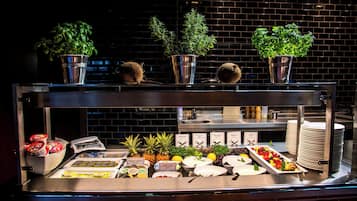 Petit déjeuner complet (17.00 EUR par personne)