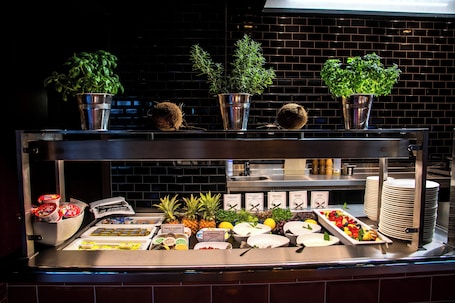 Colazione completa a pagamento, servita tutte le mattine . Best Western Premier Airporthotel Berlin