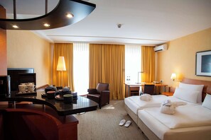 Business Room, 1 Double Bed, Kitchenette (Converts to 2 Twin Beds)