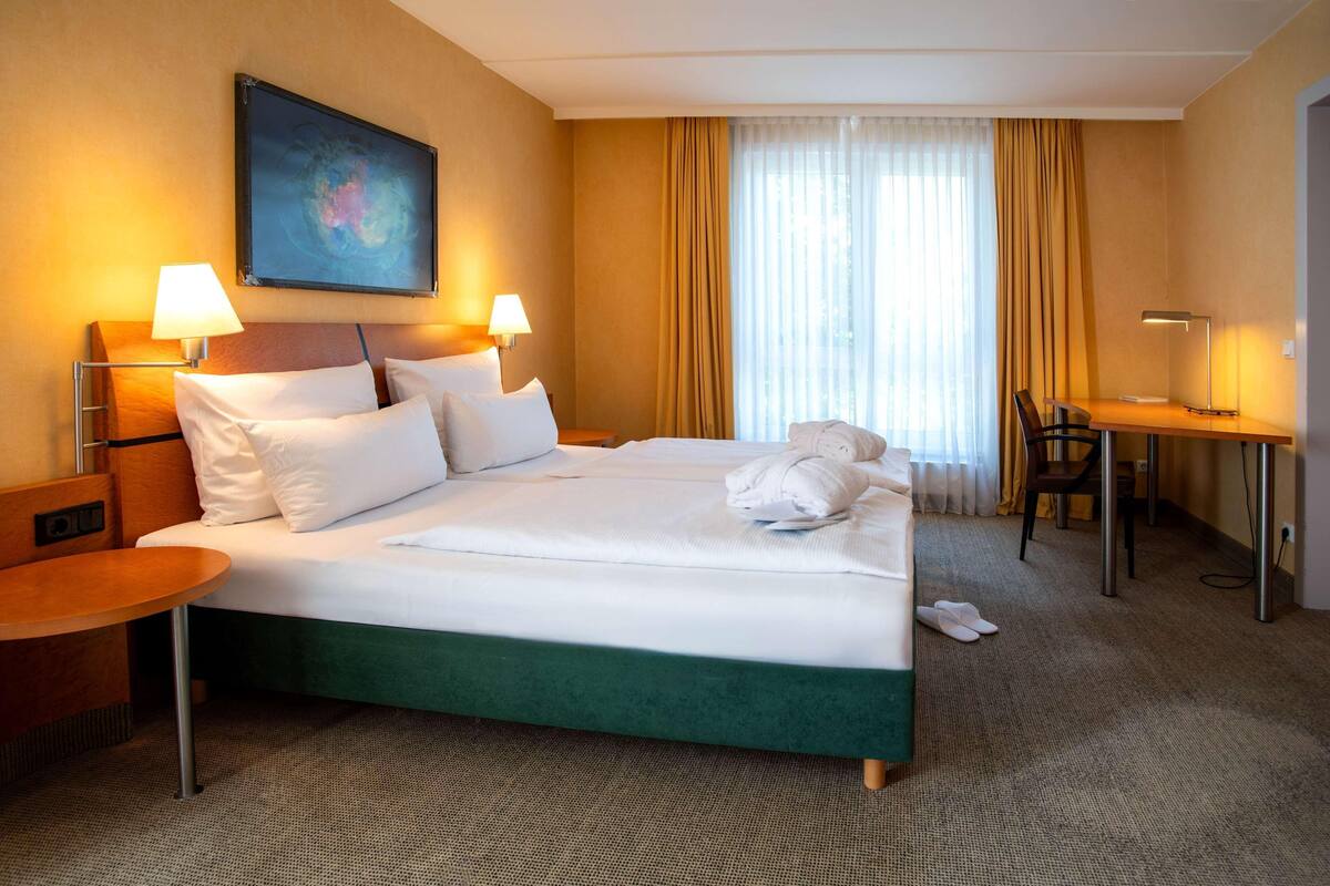 Luxe beddengoed, een minibar, een kluis op de kamer, een bureau