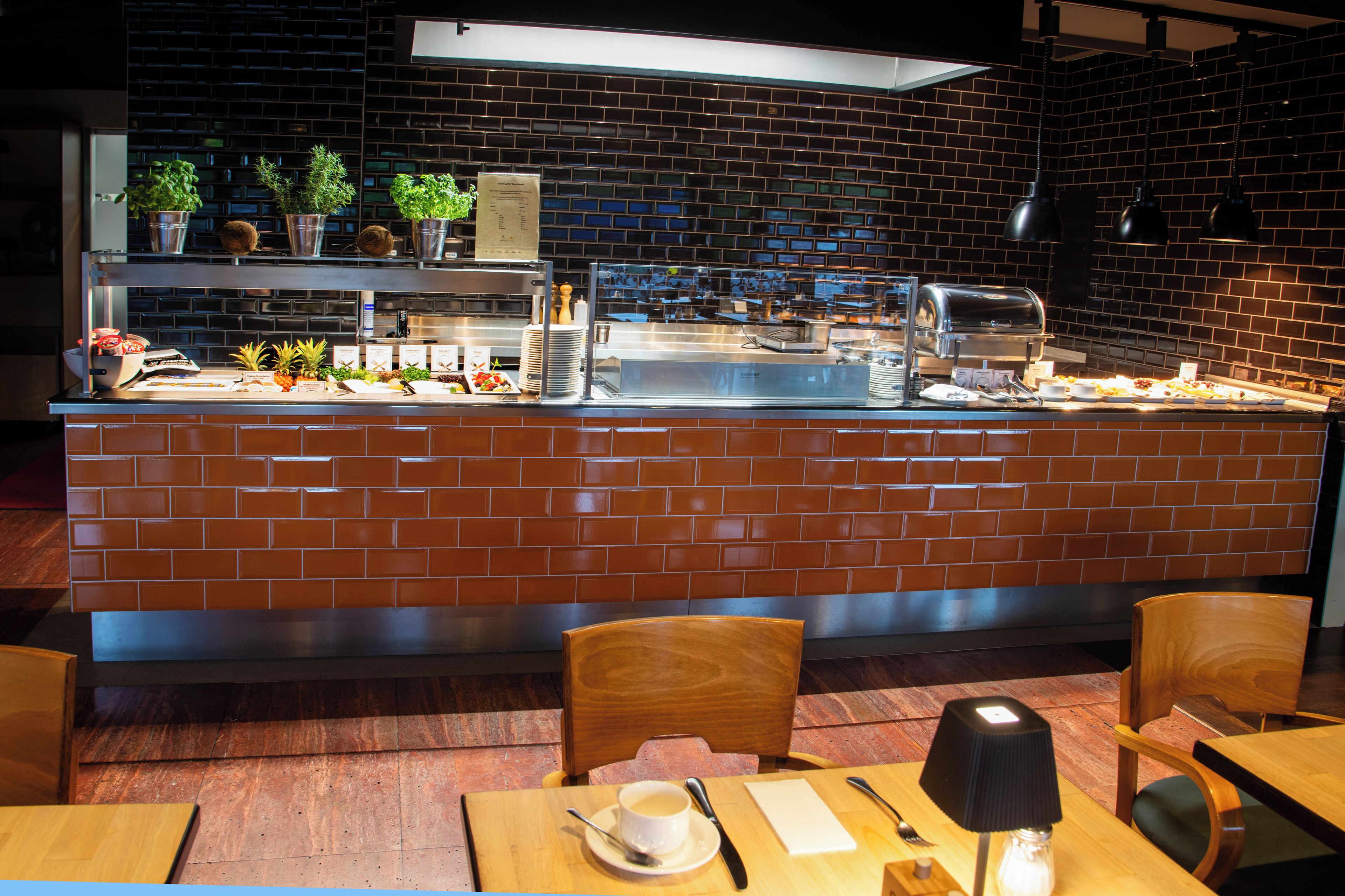 2 restaurants, breakfast served