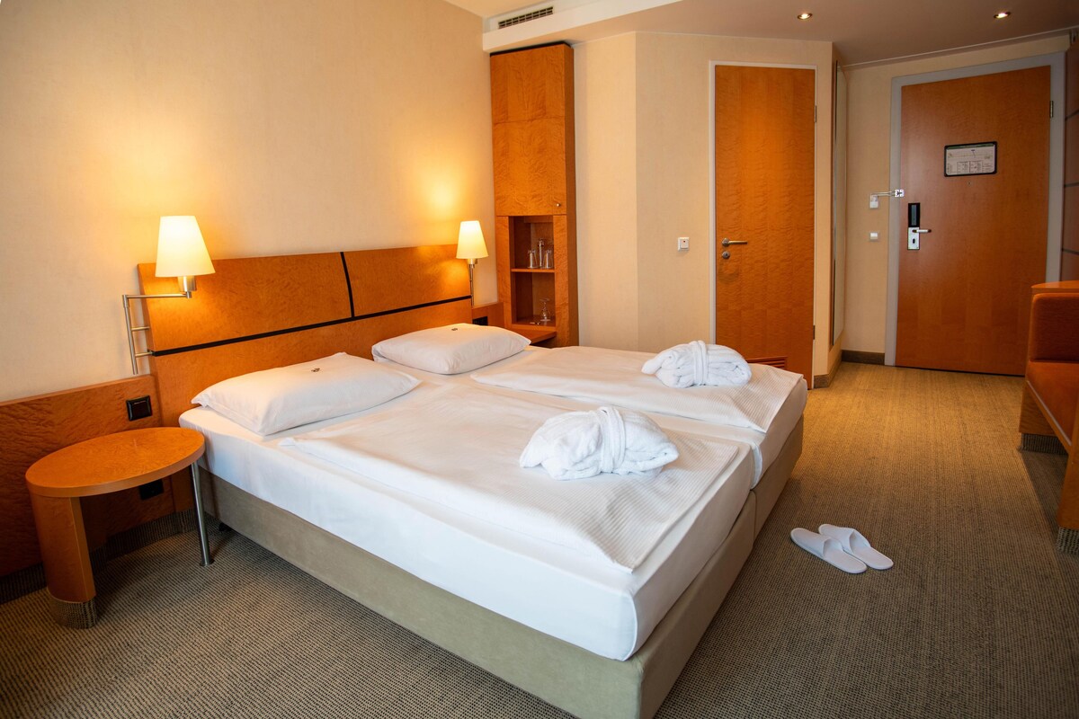 Standard Room, 1 Double Bed (Converts to 2 Twin Beds) | Premium bedding, minibar, in-room safe, desk