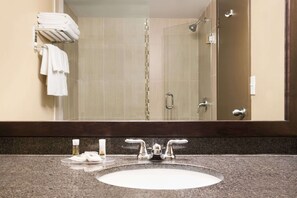 Ensemble baignoire-douche, articles de toilette griffés