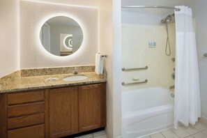 Combined shower/tub, hydromassage showerhead, free toiletries - TownePlace Suites by Marriott Orlando East/UCF Area (Orlando)