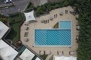 Außenpool, geöffnet von 09:00 Uhr bis 18:00 Uhr, Sonnenschirme