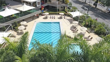 室外游泳池,開放時間為 09:00 至 18:00,提供泳池遮陽傘和日光浴躺椅