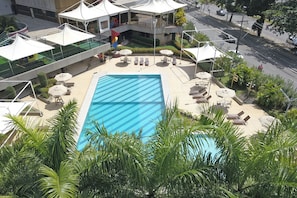 Piscina externa, funciona das 9h às 18h, guarda-sóis, espreguiçadeiras