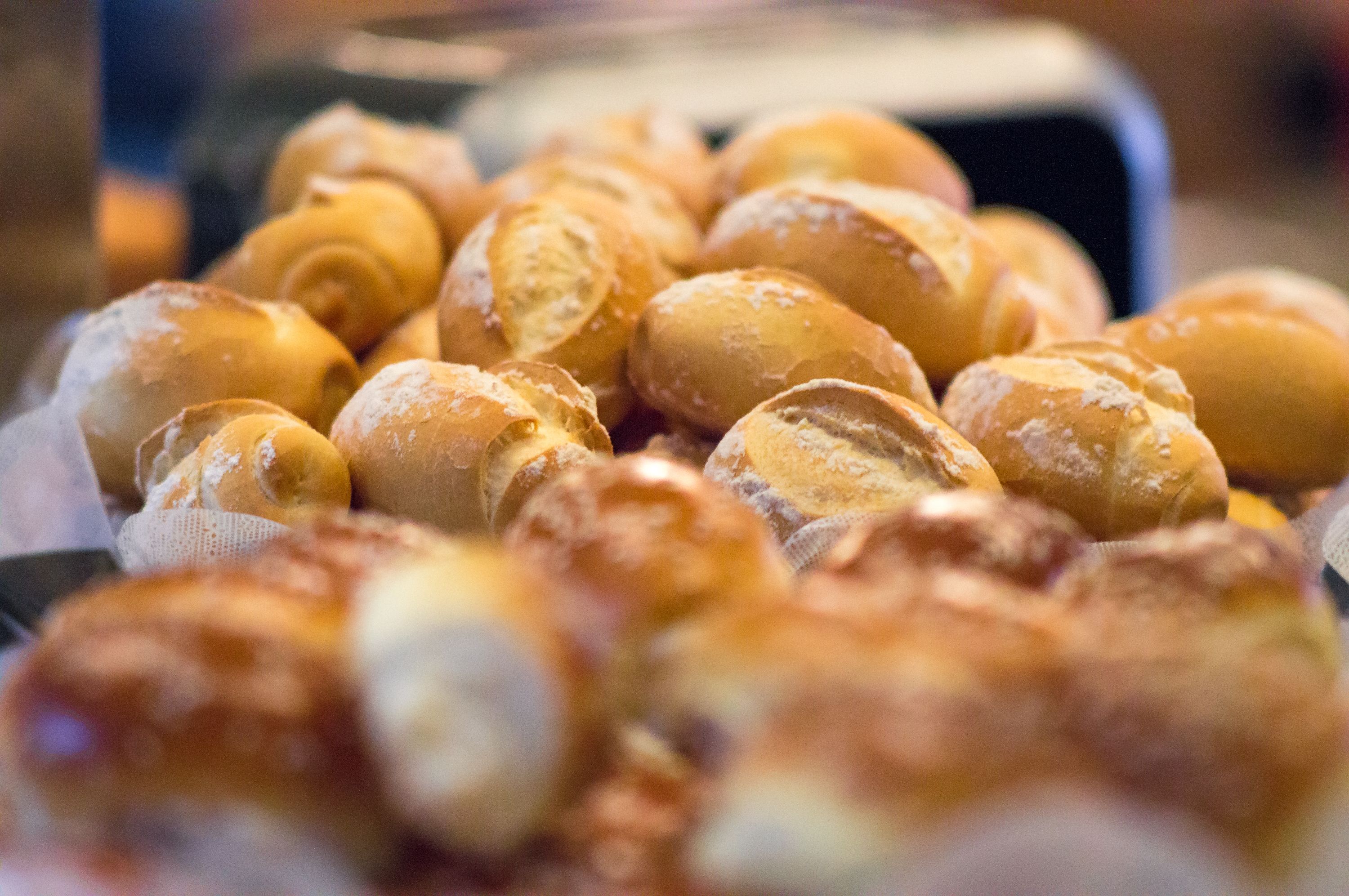 Uma variedade de doces, provavelmente croissants, dispostos numa cesta.