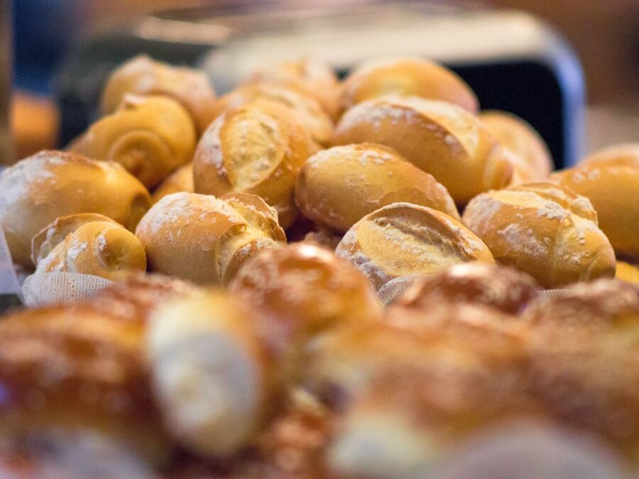 Uma variedade de doces, provavelmente croissants, dispostos numa cesta.