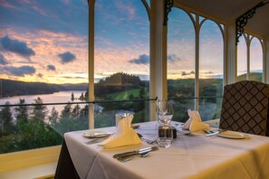 2 restaurants servant le petit-déjeuner, spécialités Cuisine anglaise