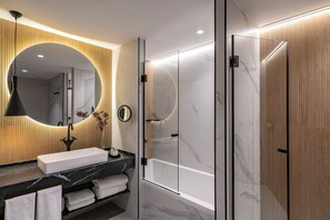 Designertoalettartikler, hårføner og håndklær
