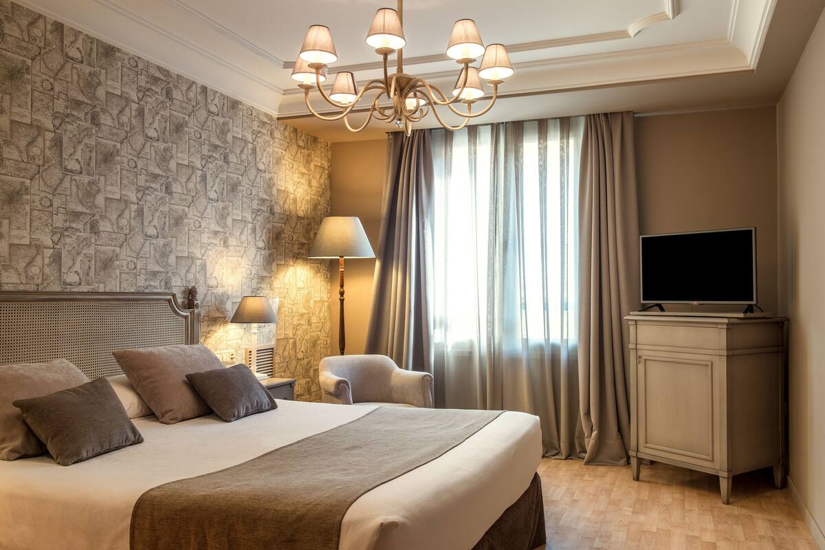 Premium bedding, down duvets, minibar, in-room safe