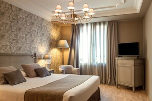 Ropa de cama de alta calidad, cubrecamas y minibar 