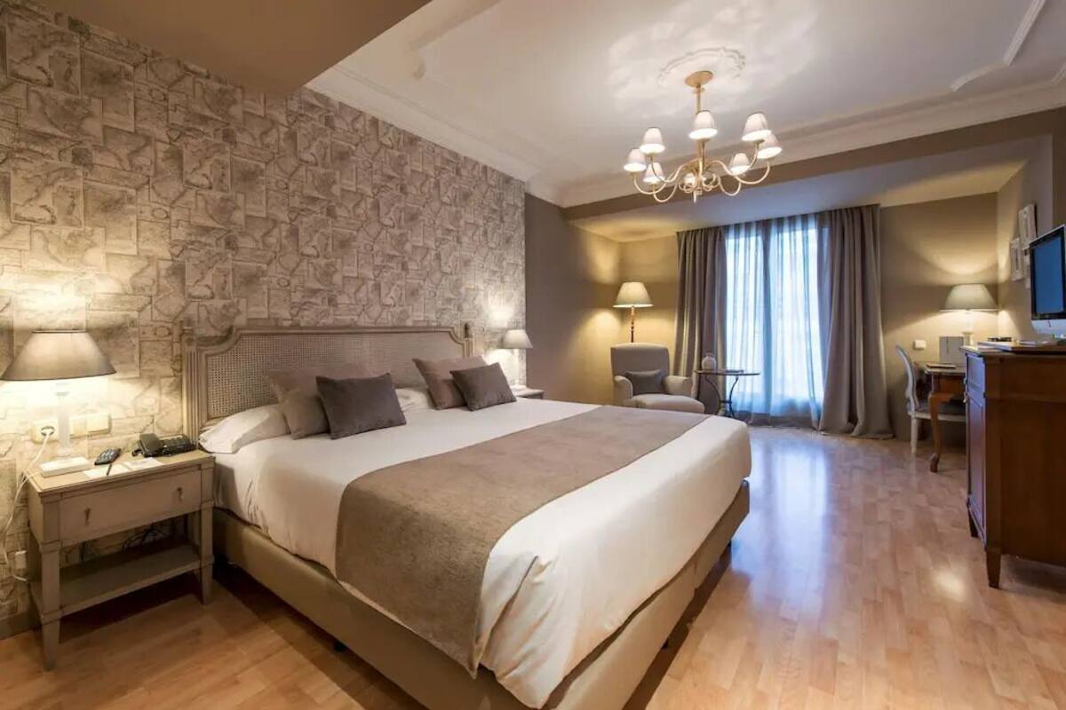 Premium bedding, down duvets, minibar, in-room safe