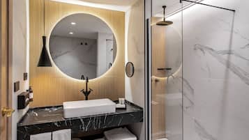Designer-Toilettenartikel, Haartrockner, Handtücher