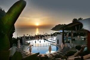 2 piscinas al aire libre, sombrillas, sillones reclinables de piscina