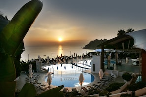 2 outdoor pools, pool umbrellas, sun loungers