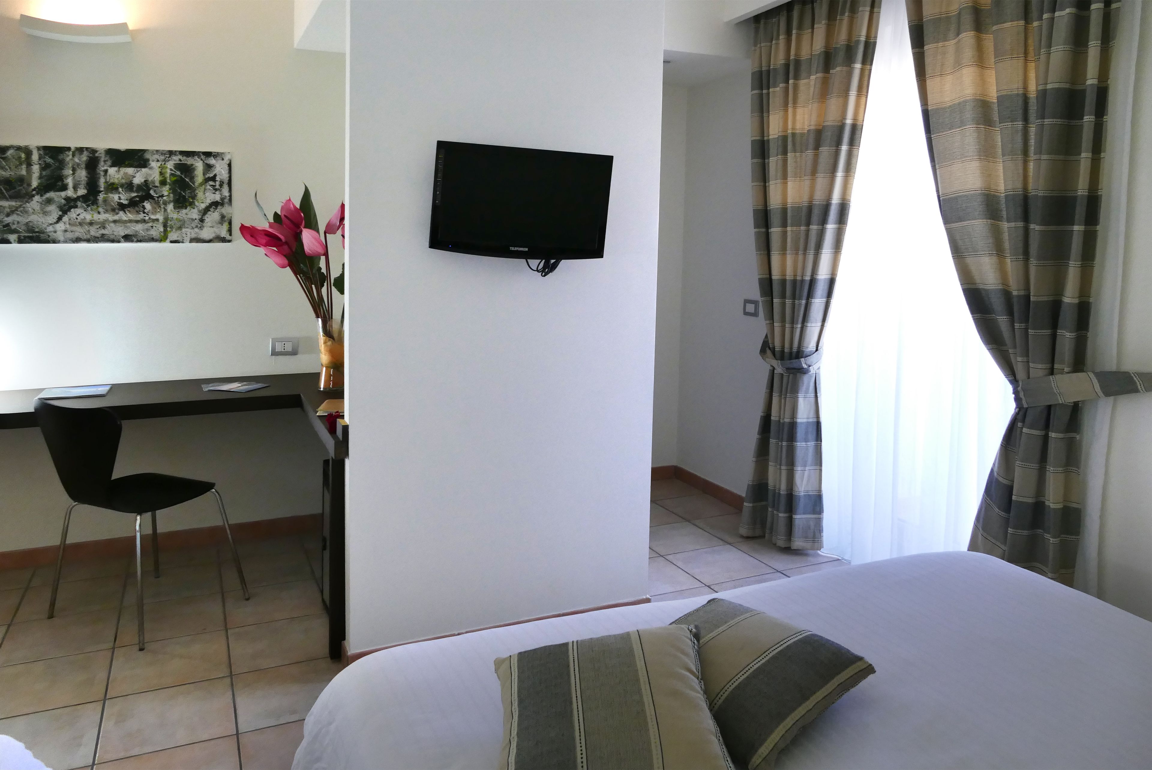 Standard-Dreibettzimmer | Badezimmer | Dusche, Regendusche, kostenlose Toilettenartikel, Haartrockner