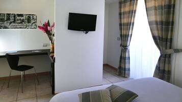 Standard-Dreibettzimmer | Badezimmer | Dusche, Regendusche, kostenlose Toilettenartikel, Haartrockner