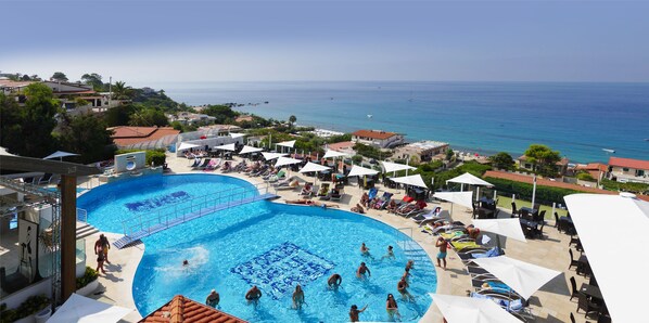 2 piscines extérieures, parasols de plage, chaises longues