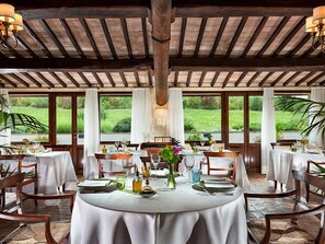 Aamiainen, lounas ja illallinen; näkymät uima-altaalle