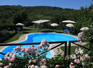 Piscine extérieure, parasols de plage, chaises longues