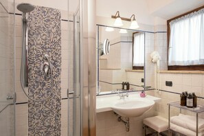 Junior Suite | Bathroom | Shower, free toiletries, hair dryer, slippers