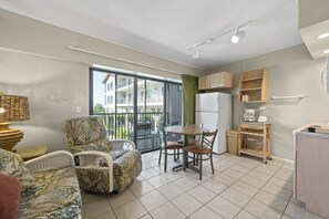 Quarto, 1 quarto | Área de estar | TV de tela plana 32 polegadas com canais a cabo, TV