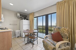 Room, 1 Bedroom | Living area