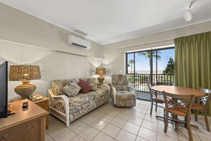 Rom, 1 soverom | Oppholdsområde | En 32-tommers Flatskjerm-TV med kabel-kanaler samt TV