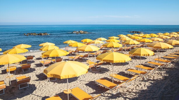 A beach with rows of yellow umbrellas and sun loungers. - Baia del Sole Resort (Ricadi)