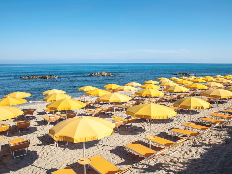 Praia particular, espreguiçadeiras, guarda-sóis, toalhas de praia