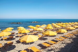 Playa privada, camastros, sombrillas y toallas de playa 