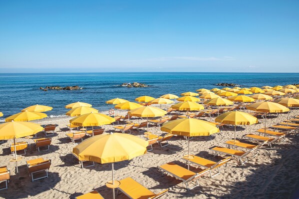 Plage privée, chaises longues, parasols, serviettes de plage