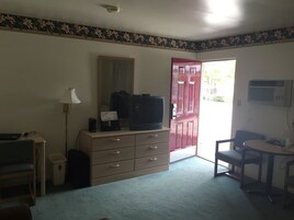 Escritorio, tabla de planchar con plancha, wifi gratis y ropa de cama 