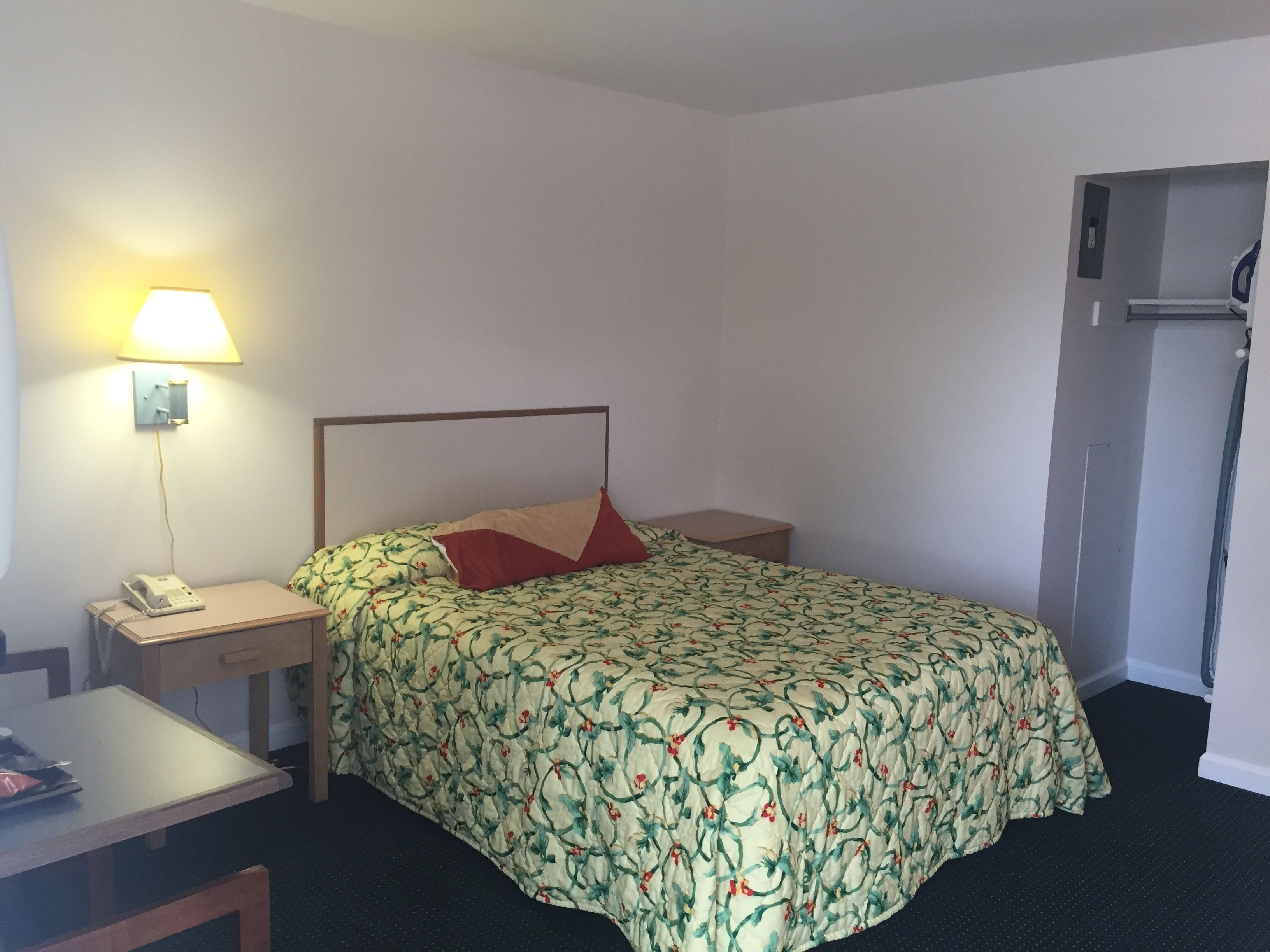 Standard Room, 1 Queen Bed | Desk, iron/ironing board, free WiFi, bed sheets