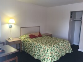 Habitación estándar, 1 cama de matrimonio | Escritorio, tabla de planchar con plancha, wifi gratis y despertador