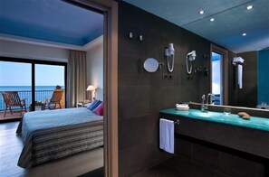 Minibar, in-room safe, desk, soundproofing - Hotel Santa Tecla Palace (Acireale)