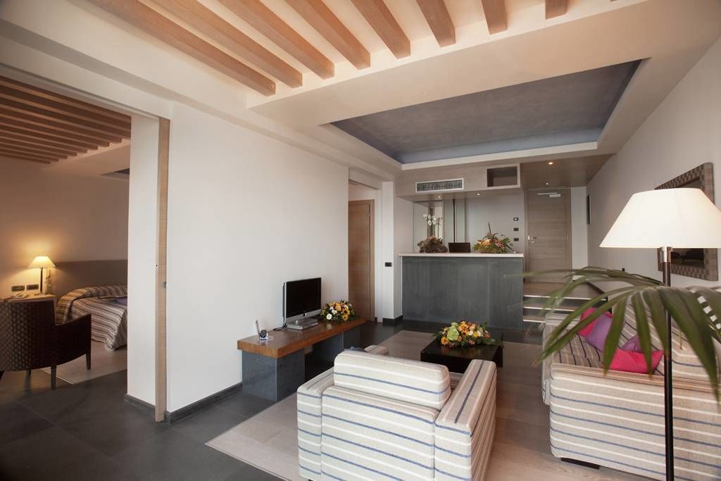 suite | living area | tv, pay films