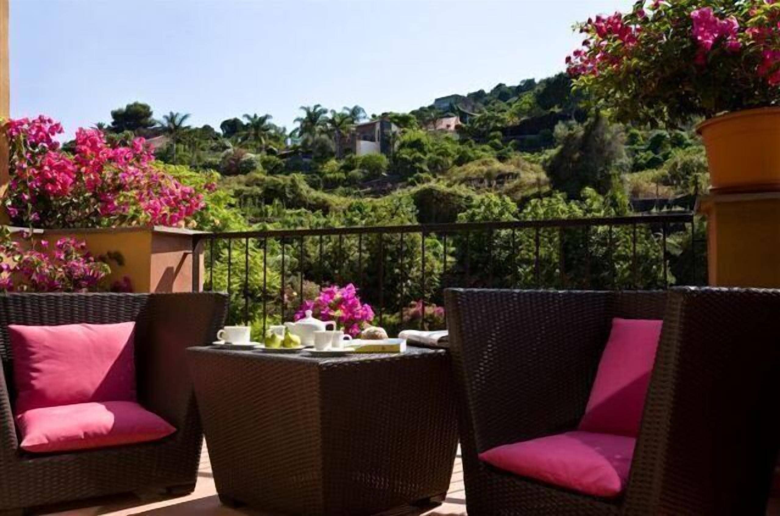 Deluxe-Doppel- oder -Zweibettzimmer | Blick vom Balkon