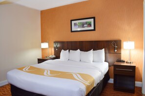 Hochwertige Bettwaren, Schreibtisch, Bügeleisen/Bügelbrett