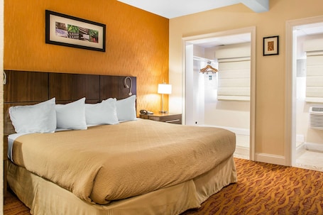 Premium bedding, desk, iron/ironing board, free cribs/infant beds. Quality Inn & Suites Middletown - Newport