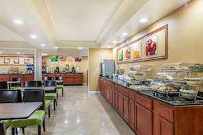 Buffet déjeuner gratuit tous les jours